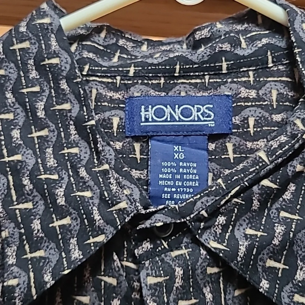 Men's Short Sleeve Button Down Shirt - Picture 2 of 5